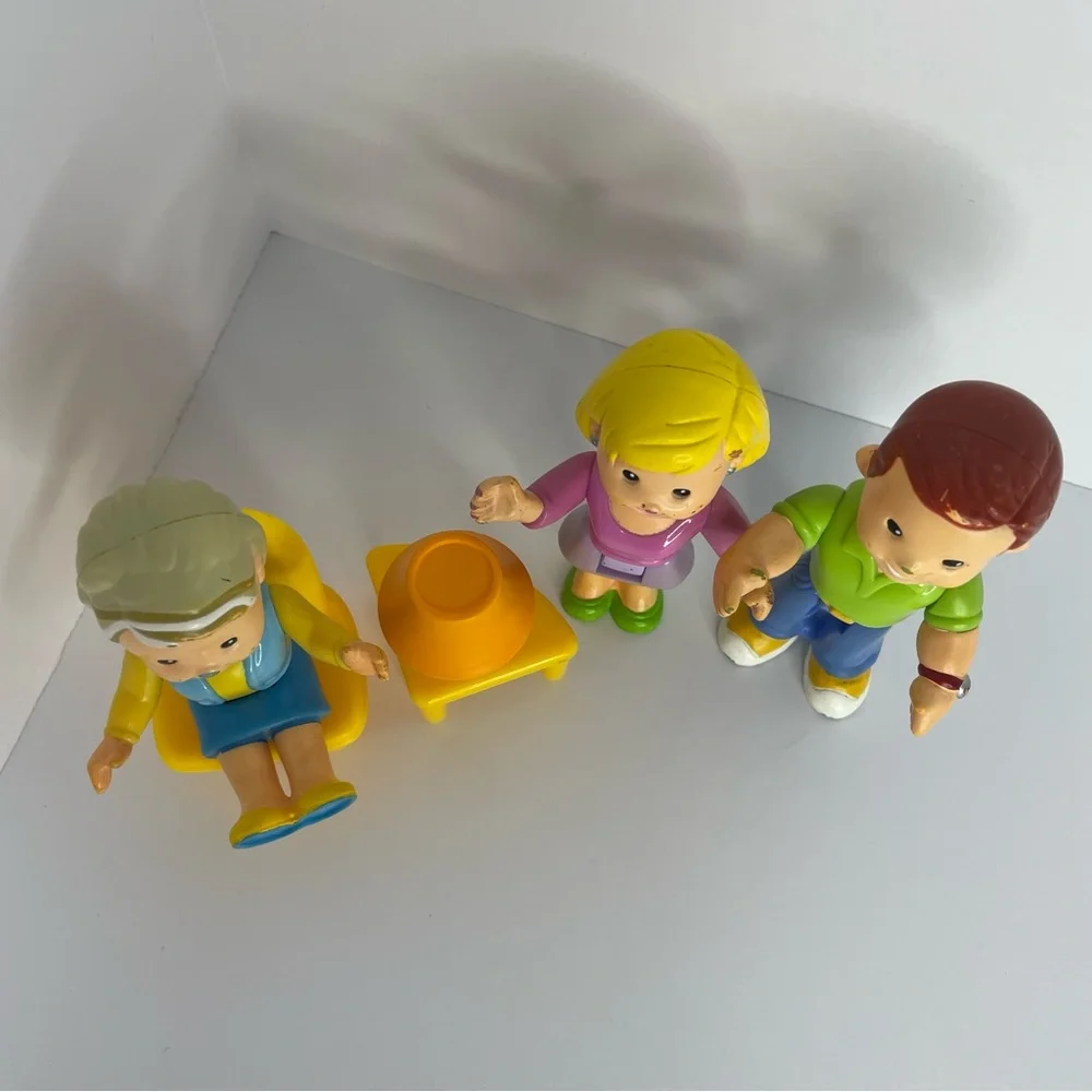 Fisher Price My First Dollhouse Grandma Mom And Dad With Chair and Table Lamp - Picture 3 of 11